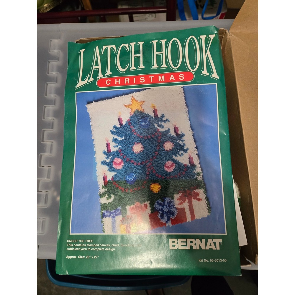 Bernat Latch Hook Christmas Kit Under The Tree 95-5013-00 Vintage 20x27 Rug